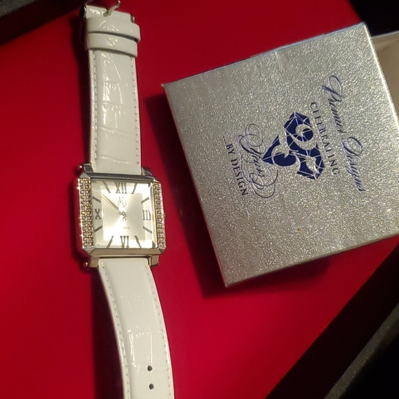 Watch - Picture 3 of 5